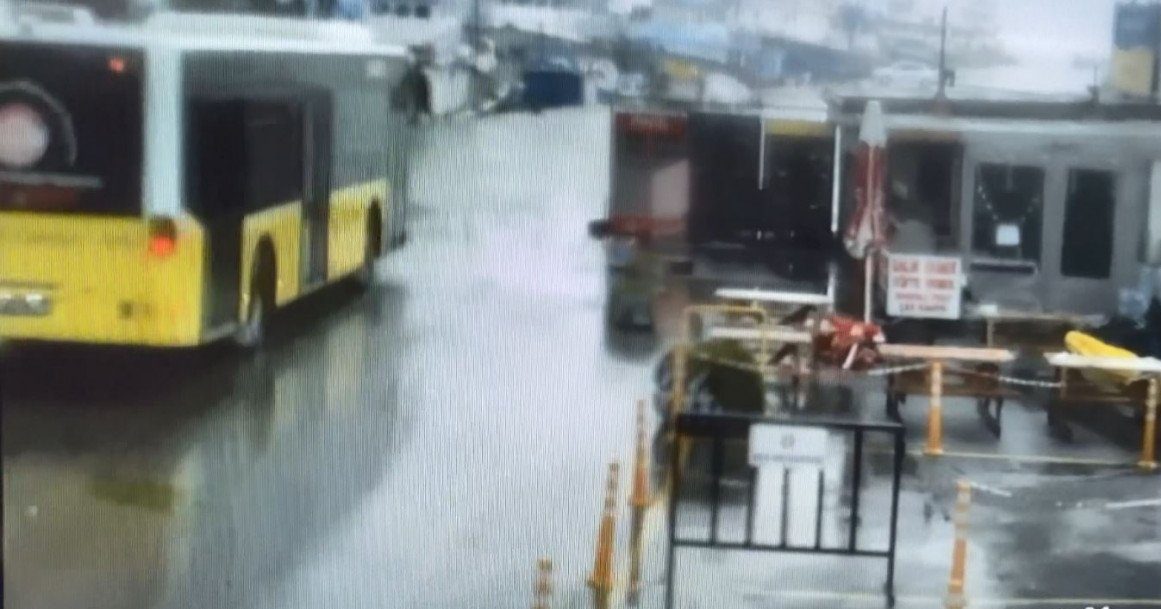 Şile’de dalga İETT otobüsünün camını kırdı