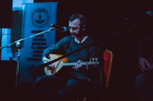 Yazan, Söyleyen ve Öğreten Genç Bir Müzisyen: Rıdvan Selvi